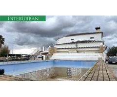 Encantador Chalet c/ 4 habitaciones y Piscina Privada en urbanización de Lliria