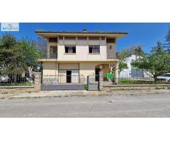 CHALET UNIFAMILIAR a 8 min.Vitoria- 3 Plantas- Entrar a vivir - Con Ascensor y txoko - 2 Chimeneas