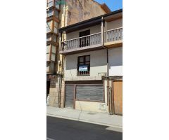 Se vende casa con local comercial en Ampuero