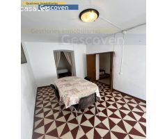 CASA CÉNTRICA CON TERRAZA TECHADA. DOS PLANTAS