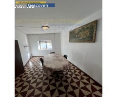 CASA CÉNTRICA CON TERRAZA TECHADA. DOS PLANTAS