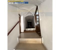 CASA CÉNTRICA CON TERRAZA TECHADA. DOS PLANTAS