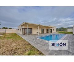 Espectacular chalet seminuevo de 322m² en una planta! 7 hab., 5 baños, garaje, jardín i piscina!