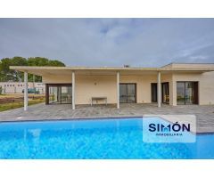 Espectacular chalet seminuevo de 322m² en una planta! 7 hab., 5 baños, garaje, jardín i piscina!