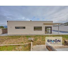 Espectacular chalet seminuevo de 322m² en una planta! 7 hab., 5 baños, garaje, jardín i piscina!