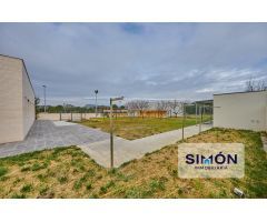 Espectacular chalet seminuevo de 322m² en una planta! 7 hab., 5 baños, garaje, jardín i piscina!