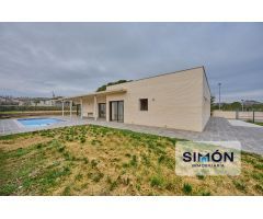 Espectacular chalet seminuevo de 322m² en una planta! 7 hab., 5 baños, garaje, jardín i piscina!