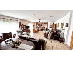 Gran Casa con Negocio de Restauración