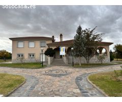 CHALET EN VENTA CON 5 DORMITORIOS, PISCINA, CANCHA DE TENIS Y JARDÍN EN CARRETERA CARRASCAL, ZAMORA.