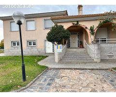 CHALET EN VENTA CON 5 DORMITORIOS, PISCINA, CANCHA DE TENIS Y JARDÍN EN CARRETERA CARRASCAL, ZAMORA.