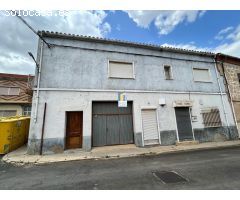 CASA EN VENTA CON 4 DORMITORIOS Y MUCHAS POSIBILIDADES EN CORRALES DEL VINO (ZAMORA)