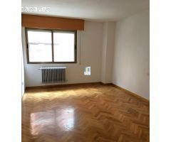 PISO EN VENTA DE 4 DORMITORIOS, 2 BAÑOS, PLAZA DE GARAJE Y TRASTERO JUNTO A TRES CRUCES, ZAMORA.