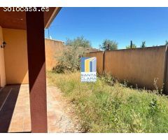 CASA EN VENTA CON 3 DORMITORIOS, 2 BAÑOS, ASEO, PATIO Y GARAJE EN BENEGILES, ZAMORA.