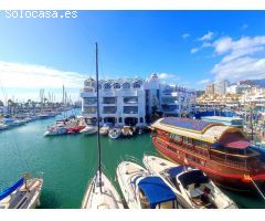 Exclusivo apartamento situado en Puerto Marina, Benalmádena, con vistas a los barcos.