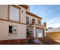 Villa seminueva 414 m2, 5 dorm. + bodega 3 baños y aseo, vistas a mar y parque. Piscina garajes