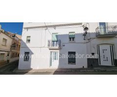 ¡FINQUES BAIXADOR PRESENTA ESTA CASA DE PUEBLO ESQUINERA EN EL CENTRO DE CUBELLES!