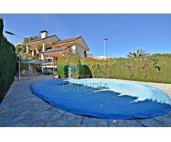 PRECIOSO CHALET CON VISTAS AL MAR EN LA ZONA DE LA CUMBRE