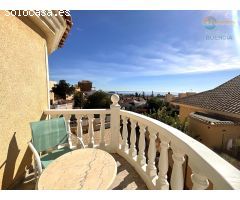 IMPRESIONANTE CHALET CON VISTAS AL MAR Y PISCINA EN ZONA RESIDENCIAL DE BOLNUEVO