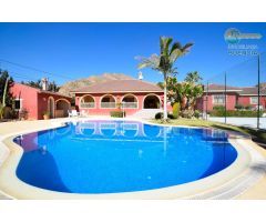PRECIOSO CHALET CON PISCINA Y PISTA DEPORTIVA.