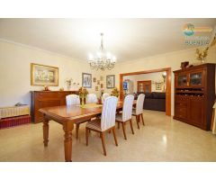 PRECIOSO CHALET CON PISCINA Y PISTA DEPORTIVA.
