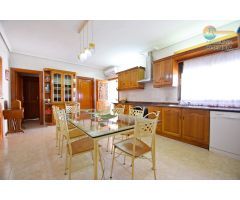 PRECIOSO CHALET CON PISCINA Y PISTA DEPORTIVA.