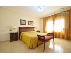 PRECIOSO CHALET CON PISCINA Y PISTA DEPORTIVA.