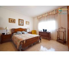 PRECIOSO CHALET CON PISCINA Y PISTA DEPORTIVA.