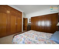 PRECIOSO CHALET CON PISCINA Y PISTA DEPORTIVA.