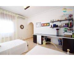PRECIOSO CHALET CON PISCINA Y PISTA DEPORTIVA.