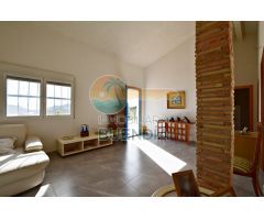 CASA DE CAMPO RECIÉN CONSTRUIDA CON AMPLIO TERRENO.