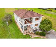 ¡Vive en el corazón Salas! Increíble casa dividida en dos propiedades independiente.