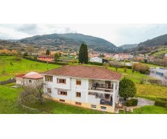 ¡Vive en el corazón Salas! Increíble casa dividida en dos propiedades independiente.
