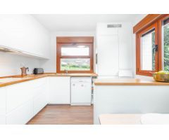 ¡Vive en el corazón Salas! Increíble casa dividida en dos propiedades independiente.