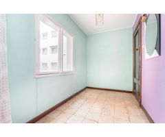 ¡Tu Nuevo Hogar en el Centro de Oviedo te Espera! Piso con Terraza y Potencial para Reformar