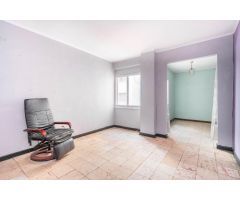 ¡Tu Nuevo Hogar en el Centro de Oviedo te Espera! Piso con Terraza y Potencial para Reformar