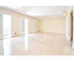 SE VENDE  DUPLEX 4 DORMITORIOS EN PLENO CENTRO FUENGIROLA