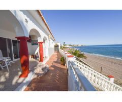 Villa de una sola planta sobre la misma arena de la playa