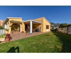 SE ALQUILA LUMINOSA VILLA EN TORREBLANCA CON PISCINA, GARAJE Y VISTAS AL MAR
