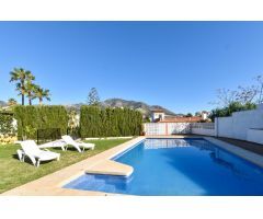SE ALQUILA LUMINOSA VILLA EN TORREBLANCA CON PISCINA, GARAJE Y VISTAS AL MAR