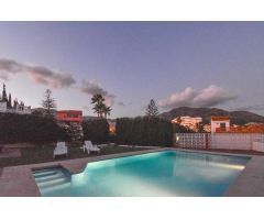 SE ALQUILA LUMINOSA VILLA EN TORREBLANCA CON PISCINA, GARAJE Y VISTAS AL MAR