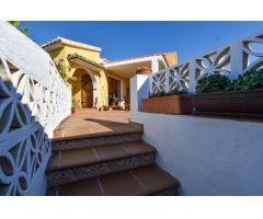 SE ALQUILA LUMINOSA VILLA EN TORREBLANCA CON PISCINA, GARAJE Y VISTAS AL MAR