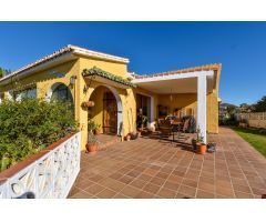 SE ALQUILA LUMINOSA VILLA EN TORREBLANCA CON PISCINA, GARAJE Y VISTAS AL MAR