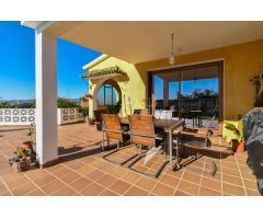 SE ALQUILA LUMINOSA VILLA EN TORREBLANCA CON PISCINA, GARAJE Y VISTAS AL MAR