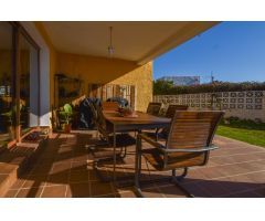 SE ALQUILA LUMINOSA VILLA EN TORREBLANCA CON PISCINA, GARAJE Y VISTAS AL MAR