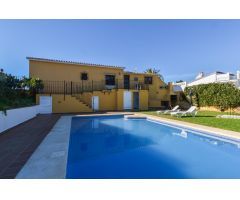 SE ALQUILA LUMINOSA VILLA EN TORREBLANCA CON PISCINA, GARAJE Y VISTAS AL MAR