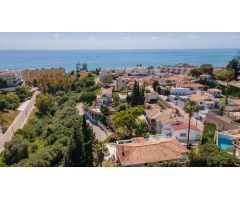 LUMINOSA VILLA CON VISTAS AL MAR EN TORREBLANCA, PISCINA Y GARAJE