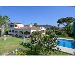 Bonita finca en zona exclusiva con mucha tranquilidad y privacidad cerca de Calonge. Piscina.