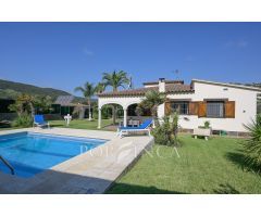 Bonita finca en zona exclusiva con mucha tranquilidad y privacidad cerca de Calonge. Piscina.