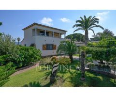 Bonita finca en zona exclusiva con mucha tranquilidad y privacidad cerca de Calonge. Piscina.