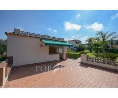 Bonita finca en zona exclusiva con mucha tranquilidad y privacidad cerca de Calonge. Piscina.